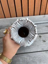 Afbeelding in Gallery-weergave laden, Retrovaas 3D geprinte vaas zilver L
