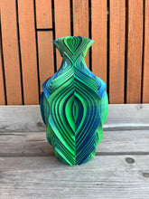 Afbeelding in Gallery-weergave laden, Retrovaas 3D geprinte vaas Kameleon groen paars L
