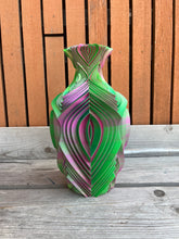 Afbeelding in Gallery-weergave laden, Retrovaas 3D geprinte vaas Kameleon groen paars L
