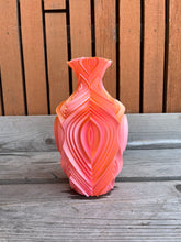 Afbeelding in Gallery-weergave laden, Retrovaas 3D geprinte vaas Kameleon oranje L
