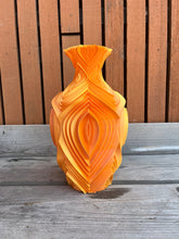 Afbeelding in Gallery-weergave laden, Retrovaas 3D geprinte vaas Kameleon oranje L
