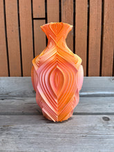 Afbeelding in Gallery-weergave laden, Retrovaas 3D geprinte vaas Kameleon oranje L
