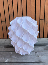 Afbeelding in Gallery-weergave laden, Lelievaas 50cm 3D geprinte vaas marmerwit

