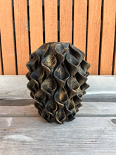 Afbeelding in Gallery-weergave laden, Lelievaas 28cm 3D geprinte vaas zwart marmerlook
