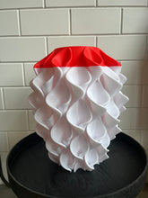Afbeelding in Gallery-weergave laden, Lelievaas 50cm 3D geprinte vaas Roodkapje
