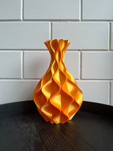 Afbeelding in Gallery-weergave laden, Golfvaas 30cm 3D geprinte vaas Kameleon Oranje
