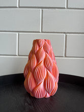Afbeelding in Gallery-weergave laden, Cacaovaas 26cm 3D geprinte vaas kameleon Roze
