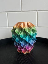 Afbeelding in Gallery-weergave laden, Lelievaas 28 cm 3D geprint Regenboog
