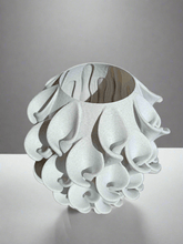 Afbeelding in Gallery-weergave laden, Lelievaas M 3D geprinte vaas marmerwit
