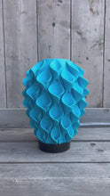 Video laden en afspelen in Gallery-weergave, Lelievaas 33 cm 3D geprint lichtblauw
