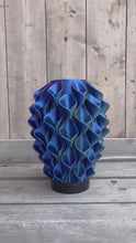 Video laden en afspelen in Gallery-weergave, Lelievaas 33cm 3D geprinte vaas kameleon paars
