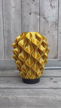 Video laden en afspelen in Gallery-weergave, Lelievaas 33cm 3D geprinte vaas goud

