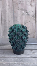 Video laden en afspelen in Gallery-weergave, Lelievaas 33 cm 3D geprint zwart/donkergroen
