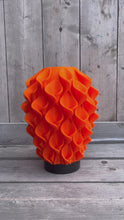 Video laden en afspelen in Gallery-weergave, Lelievaas 33cm 3D geprinte vaas oranje
