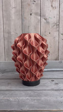 Video laden en afspelen in Gallery-weergave, Lelievaas 33cm 3D geprinte vaas brons

