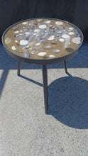 Video laden en afspelen in Gallery-weergave, StrandKunst epoxy bijzettafel met Schelpen – Unieke Maritieme Decoratie
