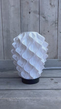 Video laden en afspelen in Gallery-weergave, Lelievaas 33cm 3D geprinte vaas wit

