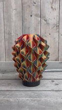 Video laden en afspelen in Gallery-weergave, Lelievaas 33cm 3D geprinte vaas roze, groen, blauw
