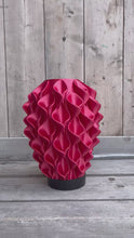 Video laden en afspelen in Gallery-weergave, Lelievaas 33cm 3D geprinte vaas roze
