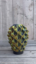 Video laden en afspelen in Gallery-weergave, Lelievaas 33cm 3D geprinte vaas geel, roze, blauw
