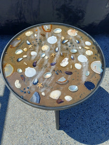 StrandKunst epoxy bijzettafel met Schelpen – Unieke Maritieme Decoratie