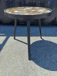 StrandKunst epoxy bijzettafel met Schelpen – Unieke Maritieme Decoratie