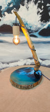 Afbeelding in Gallery-weergave laden, Epoxy oceaan houten lamp bergen aan zee
