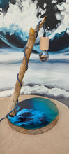 Afbeelding in Gallery-weergave laden, Epoxy oceaan houten lamp bergen aan zee
